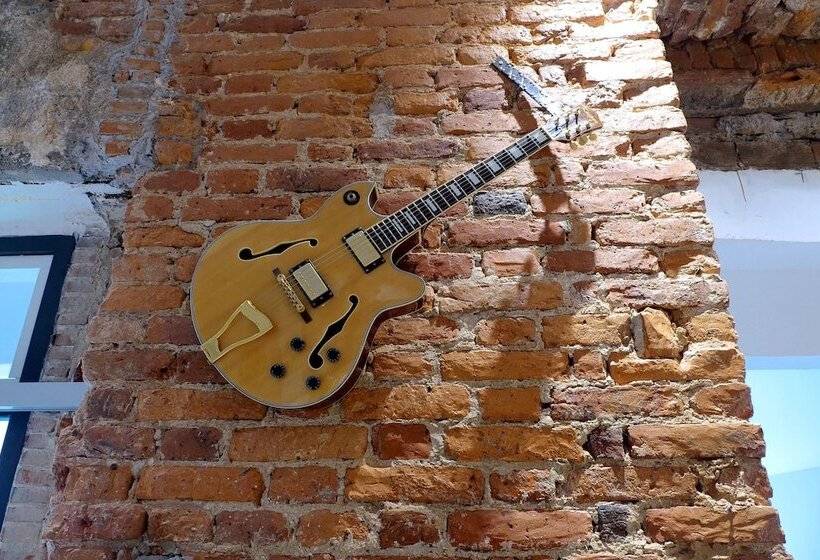 Guitar Hostel