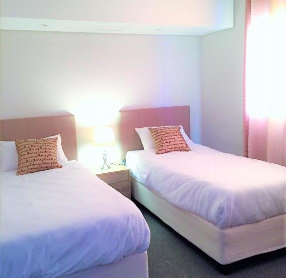 Fotos del hotel Waters Edge Luxury Apartments:  8