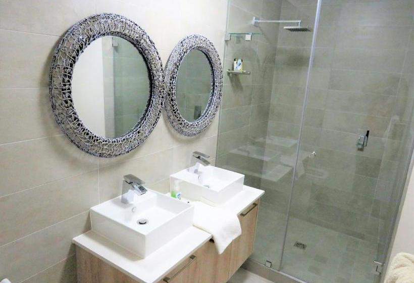 Fotos del hotel Waters Edge Luxury Apartments:  9