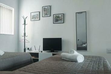 Private One Bedroom Apartment Close To Airport In Luqa - Luqa