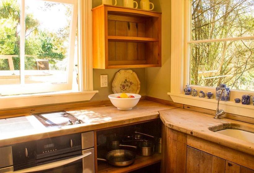 Fotos del hotel Toms Cottages:  6