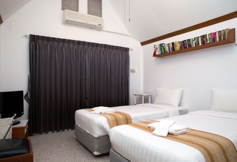 Fotos del hotel Castle Howchow Beach Resort:  11