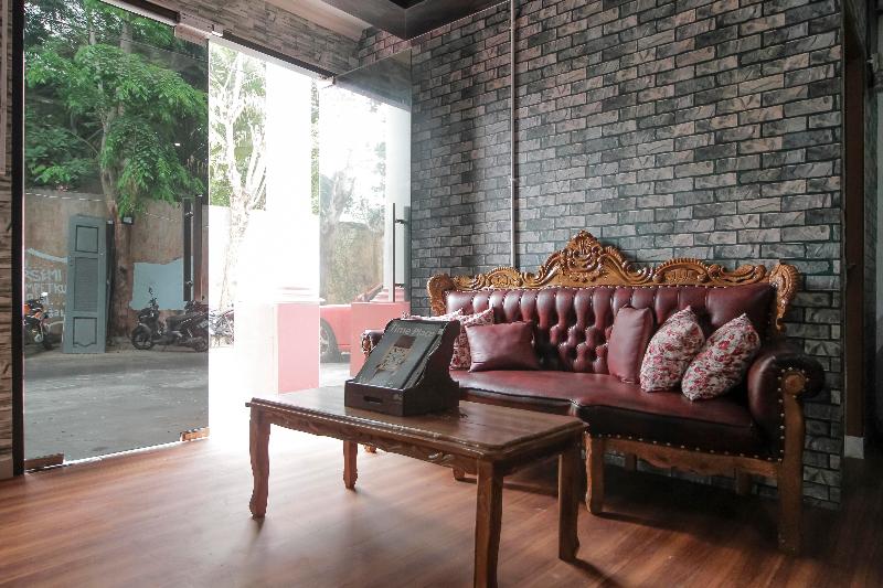 Reddoorz Plus Near Budi Luhur University Jakarta