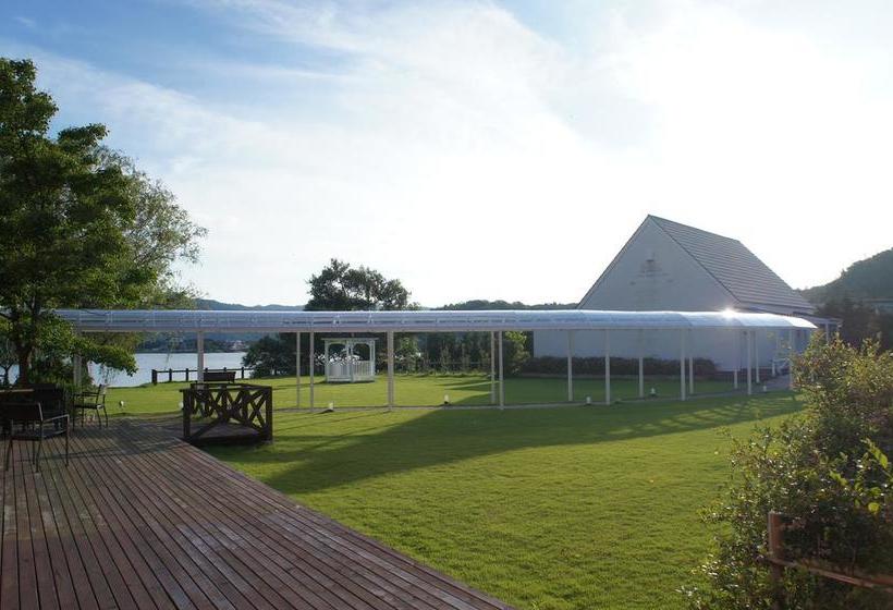 Fotos del hotel Lakeside  Little White Flower:  2