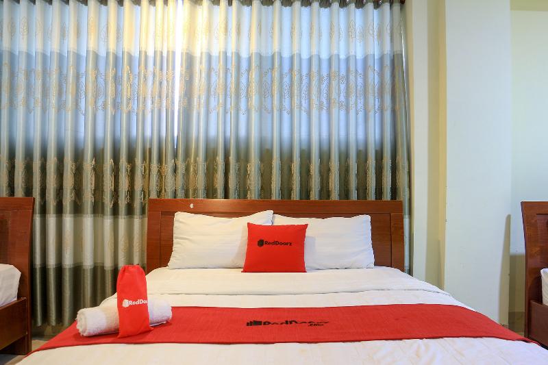 Reddoorz Plus @ Dong Den Street