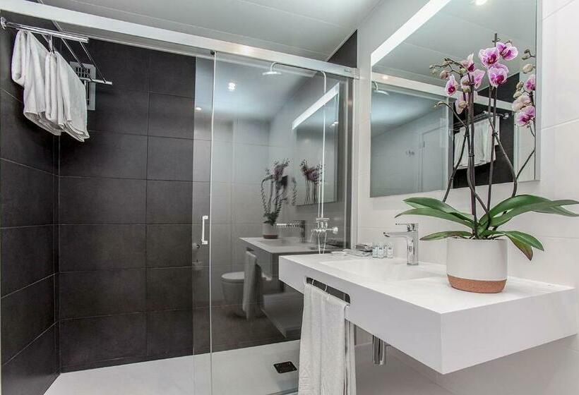 Номер Стандарт Трехместный, Aparthotel Atenea Barcelona