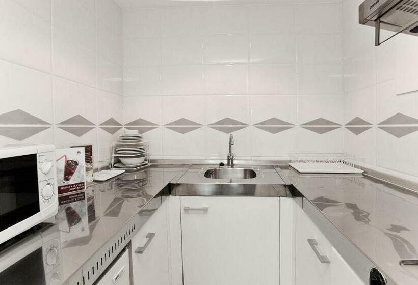 Четырехместный Номер Стандарт, Aparthotel Atenea Barcelona