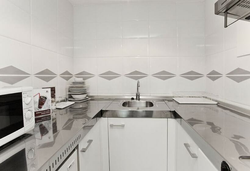 Четырехместный Номер Стандарт, Aparthotel Atenea Barcelona