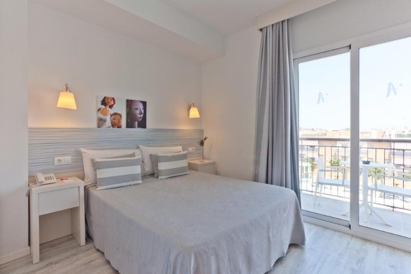 اتاق استاندارد سه تخته با چشم‌انداز استخر, Fergus Club Pineda Splash