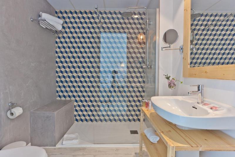 اتاق استاندارد سه تخته با چشم‌انداز استخر, Fergus Club Pineda Splash