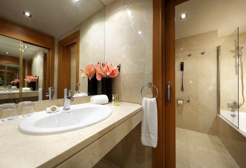 Habitación Triple Estándar, Exe Rey Don Jaime
