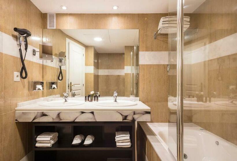 Полулюкс, ME Marbella Luxury Lifestyle Hotel