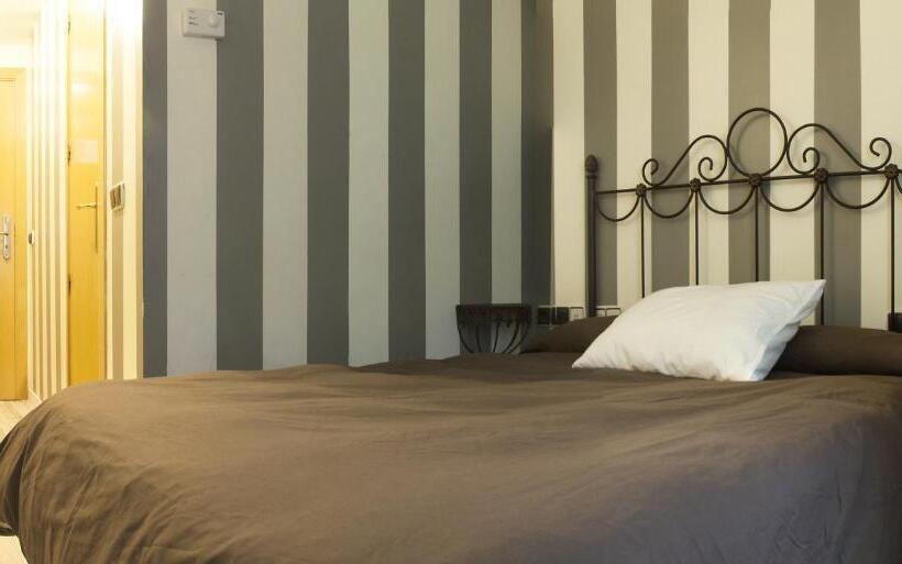 اتاق استاندارد یک نفره, Albergue Revolutum Hostel