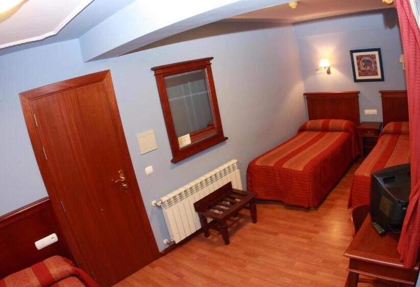 Номер Стандарт Трехместный, Hostal Torres