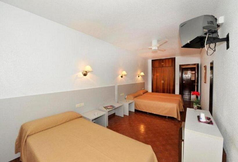 스탠다드 트리플 룸, Hostal Velilla