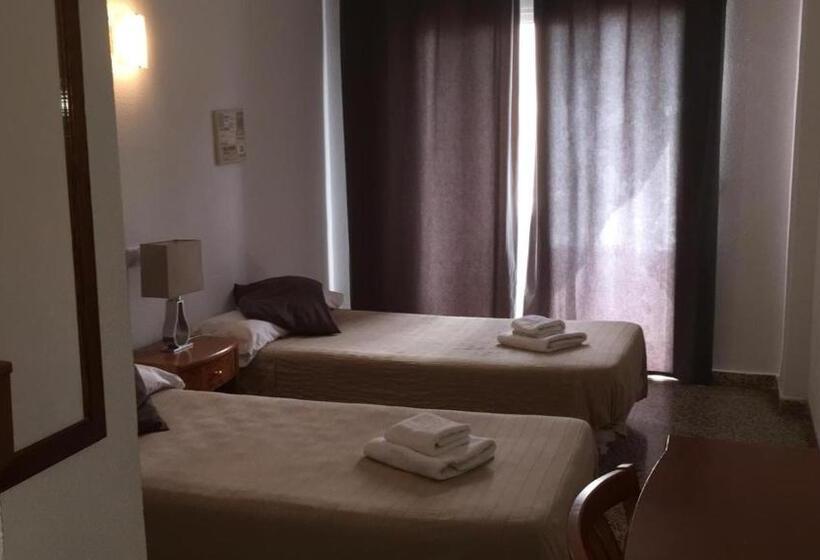חדר סטנדרט לשלושה, Hostal Tierramar