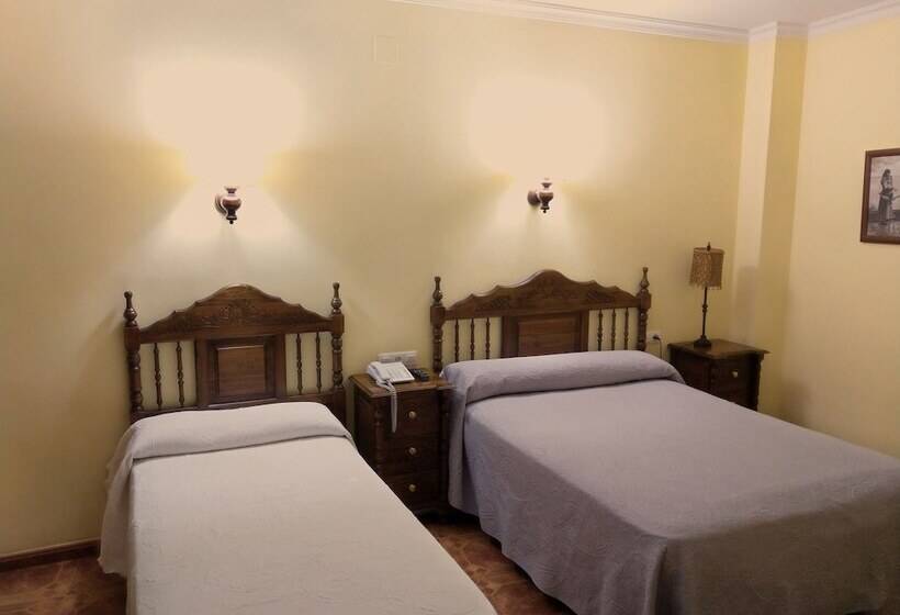 Номер Стандарт Трехместный, Hostal Bellido