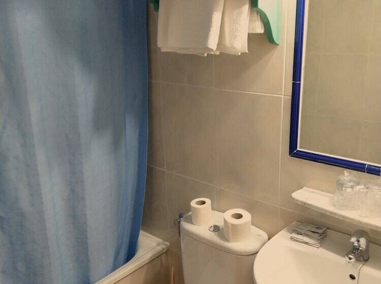 Номер Стандарт Трехместный, Hostal Bellido