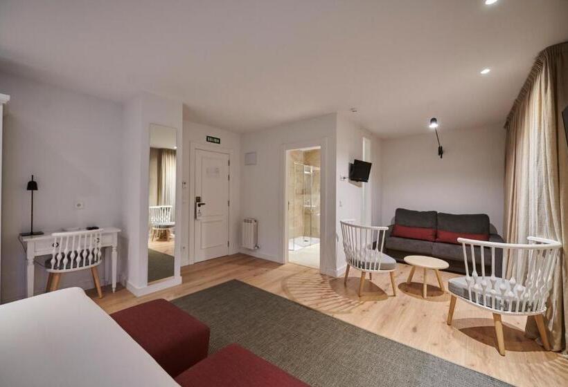 Полулюкс, Hostal Lola