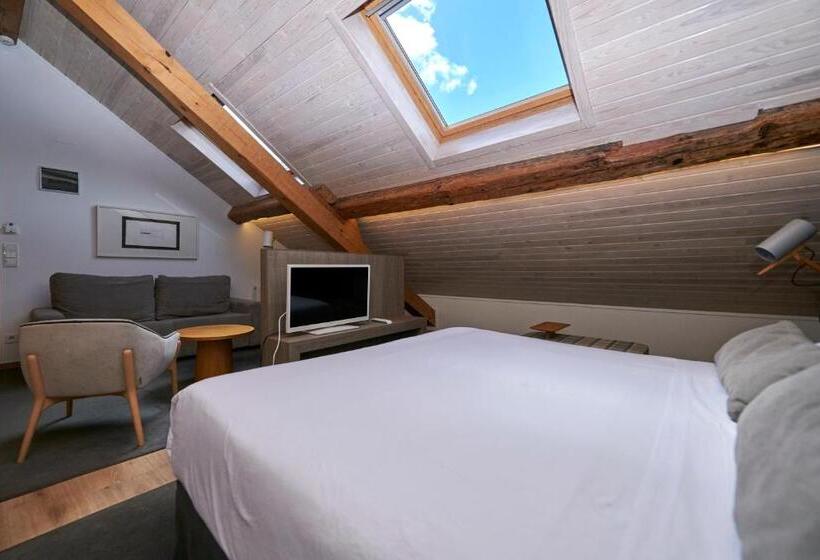Люкс Повышенной Комфортности, Hostal Lola