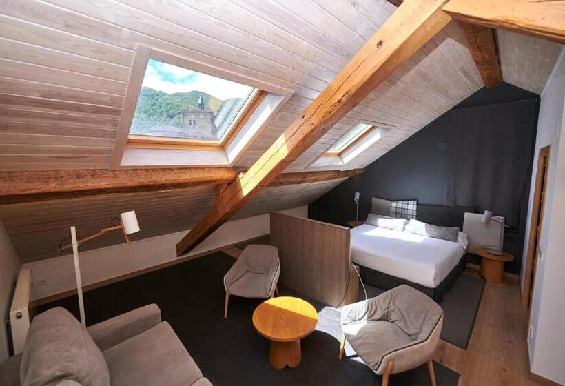 Люкс Повышенной Комфортности, Hostal Lola