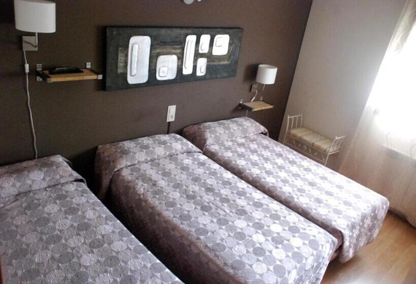 Номер Стандарт Трехместный, Hostal Delgado