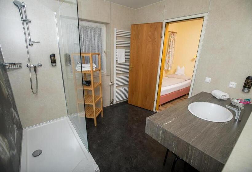 اتاق خانوادگی با چشم‌انداز باغ, Flairhotel Am Wörthersee