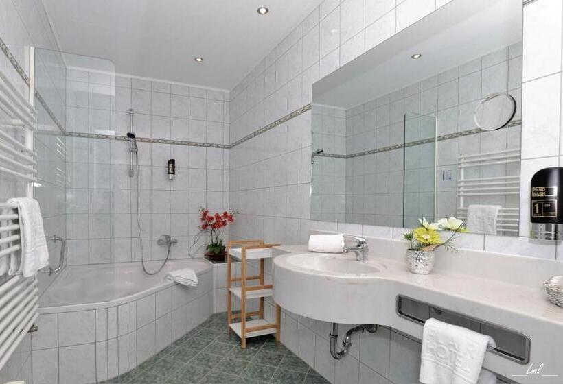اتاق خانوادگی با چشم‌انداز باغ, Flairhotel Am Wörthersee