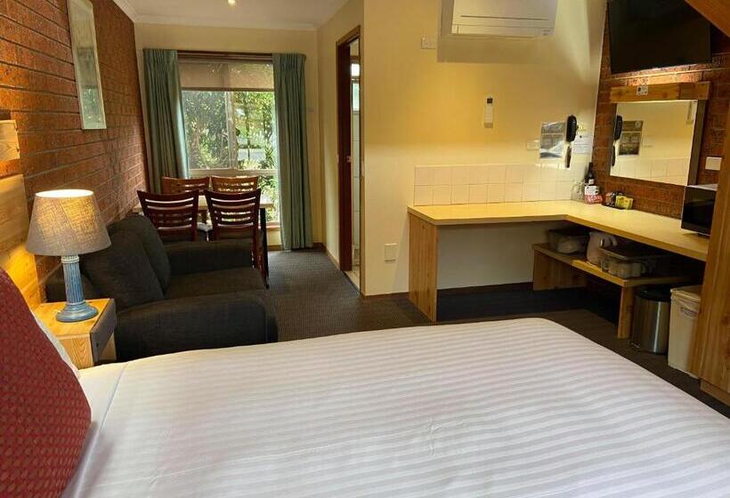 패밀리 룸, Aat 28 Goldsmith Motel
