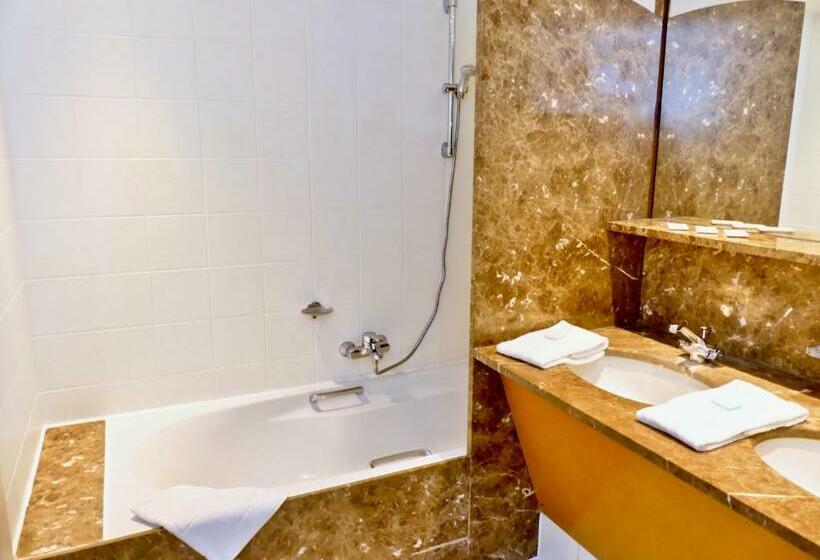 Номер Стандарт Трехместный, Golden Tulip Hotel De’ Medici