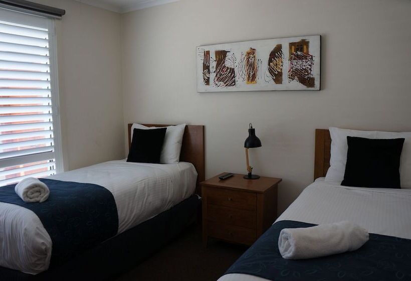 패밀리 스위트, Waves Motel And Apartments