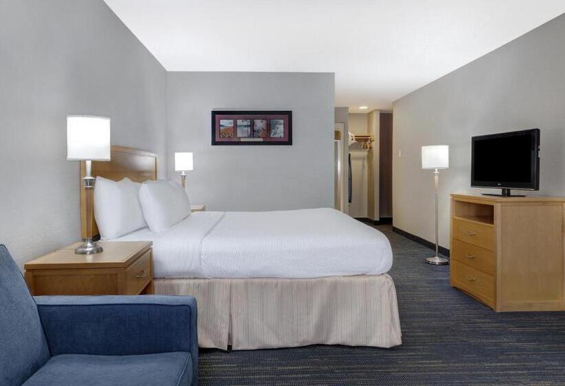 キングサイズベッドのデラックスルーム, Days Inn By Wyndham Niagara Falls Near The Falls