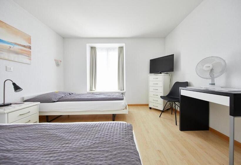 Номер Стандарт, Rotes Haus