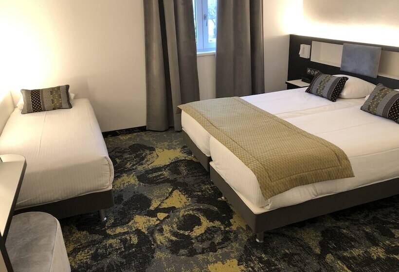 Номер Стандарт Трехместный, Brit Hotel, Spa & Restaurant   Colmar Est