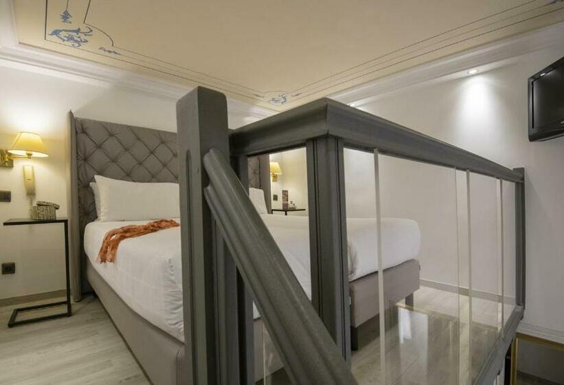 חדר סטנדרט לארבעה, Golden Tulip Cannes Hotel De Paris
