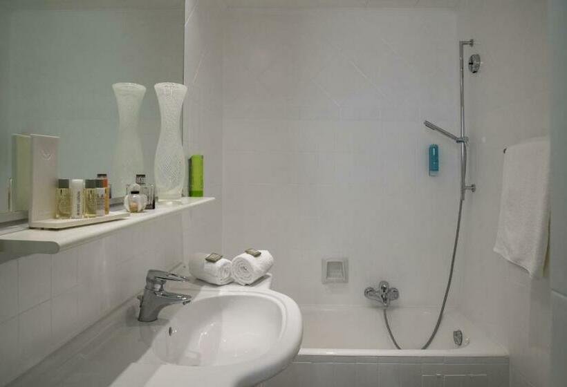 חדר סטנדרט לארבעה, Golden Tulip Cannes Hotel De Paris