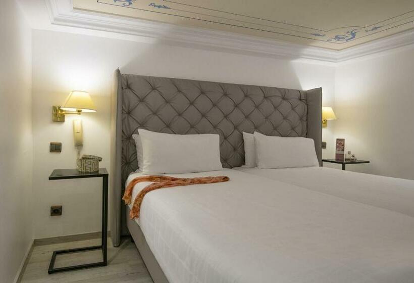 Четырехместный Номер Стандарт, Golden Tulip Cannes Hotel De Paris