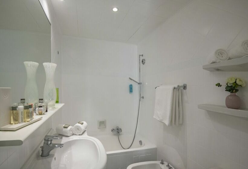 חדר סטנדרט לשלושה, Golden Tulip Cannes Hotel De Paris