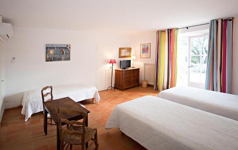 Трехместный Номер Классика, Hôtel La Figuière