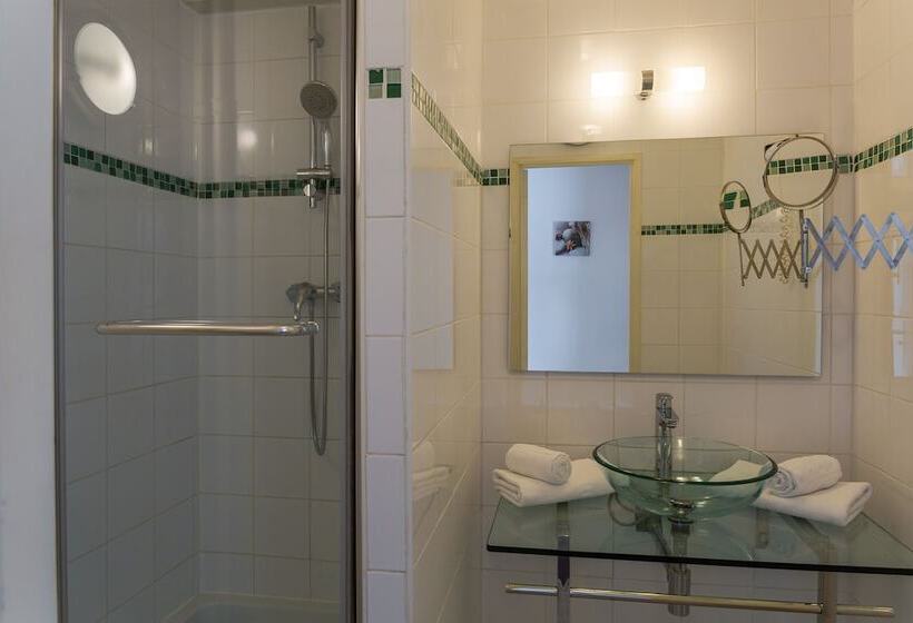 Номер Стандарт Трехместный, The Originals City, Hôtel Villancourt, Grenoble Sud