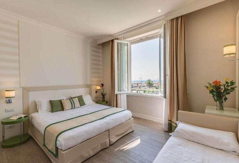 اتاق استاندارد سه نفره با چشم‌انداز کنار دریا, Grand Hotel & Riviera