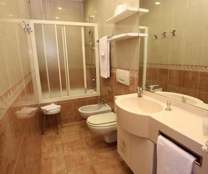 اتاق استاندارد سه نفره, Mokinba Hotels Montebianco