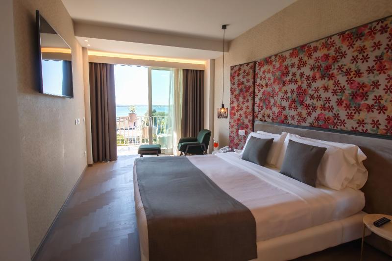 Superior room with lake view, Olivi Hotel & Natural Spa