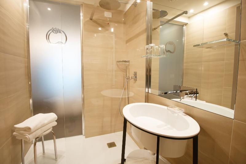 Superior room with lake view, Olivi Hotel & Natural Spa