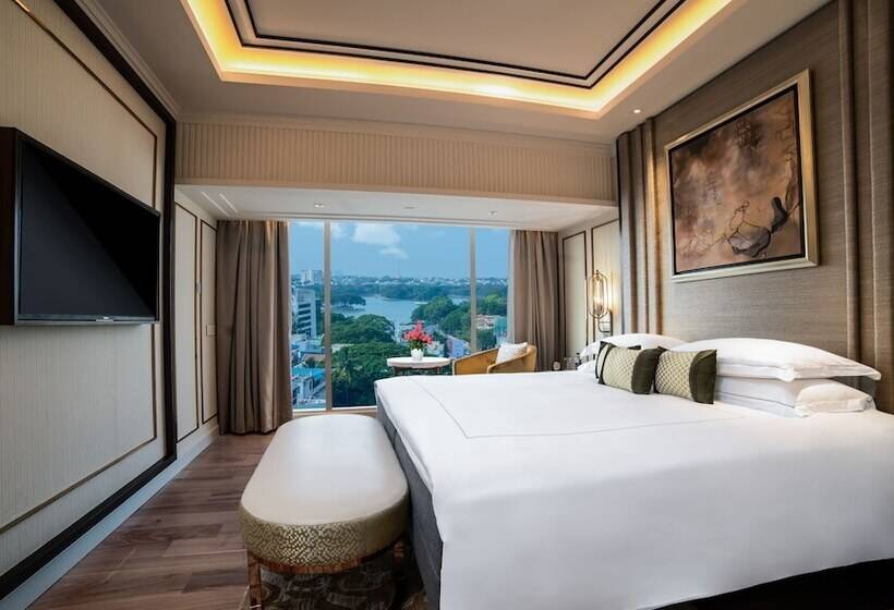 اتاق لوکس با چشم‌انداز دریاچه, Taj Mg Road Bengaluru