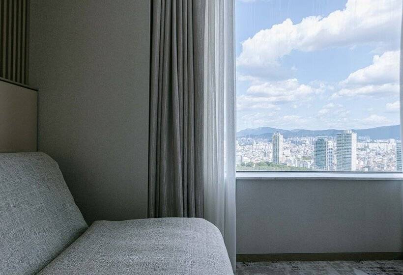 Номер Deluxe Вид на Озеро, Lotte Hotel World