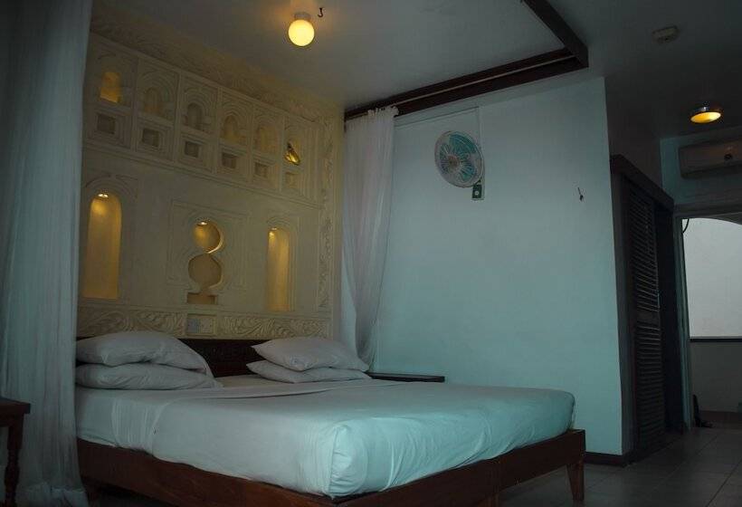 اتاق استاندارد با چشم‌انداز دریا, Reef Hotel Mombasa