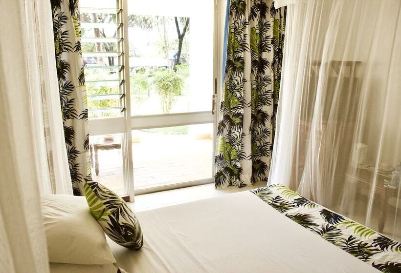اتاق استاندارد با چشم‌انداز دریا, Reef Hotel Mombasa