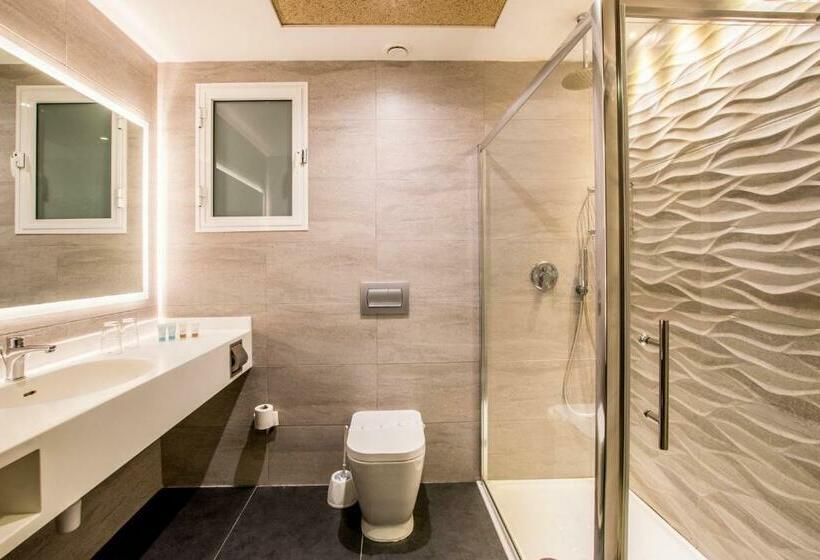 اتاق استاندارد چهار تخته با چشم‌انداز دریا, Doubletree by Hilton Malta