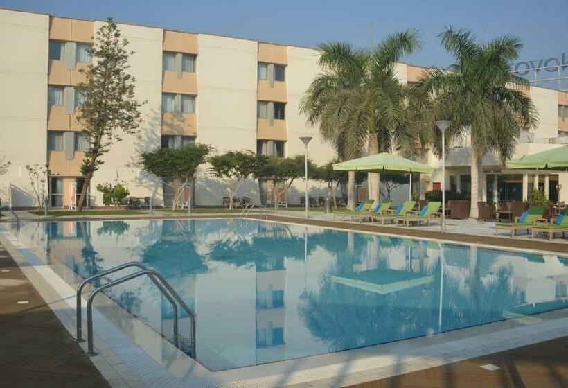 수피리어 룸 풀장 전망, Novotel Cairo Airport